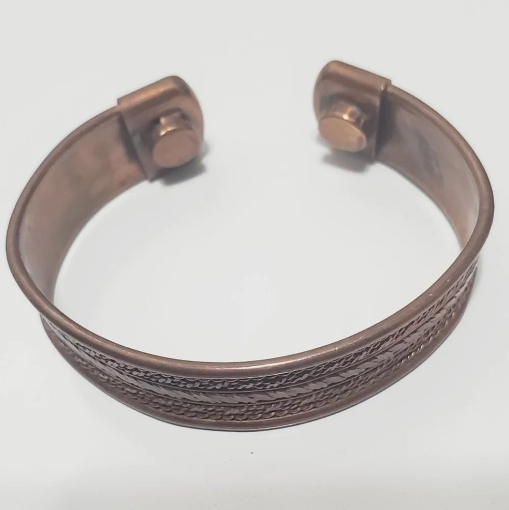 Cuff Bracelet Silver tone and Copper Tone. 🌴